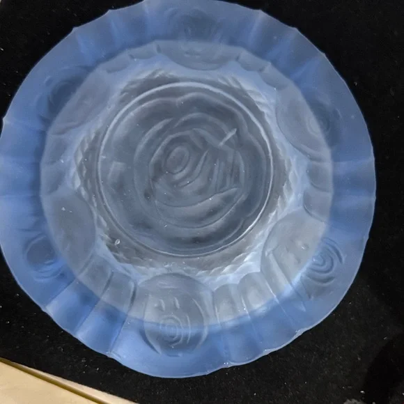 Vintage Satin Frost Blue Art Glass Rose Pattern 7" Ashtray - Picture 5 of 8